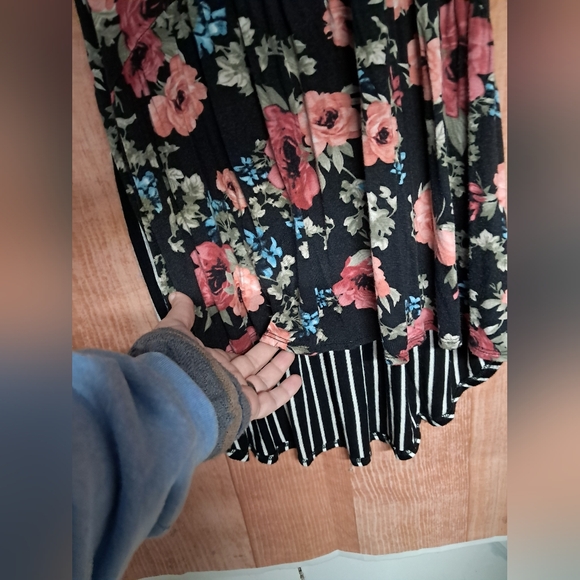 Black floral tank top size small - Picture 2 of 4